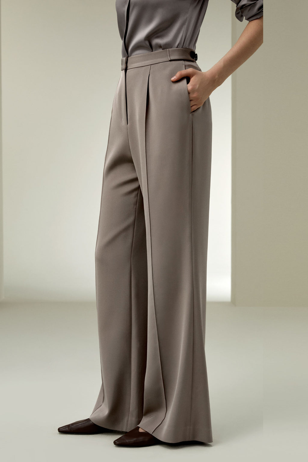 Subtle-flare Trousers