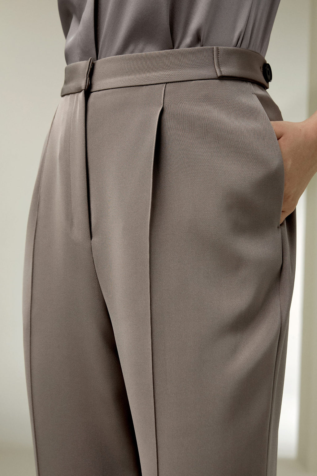 Subtle-flare Trousers