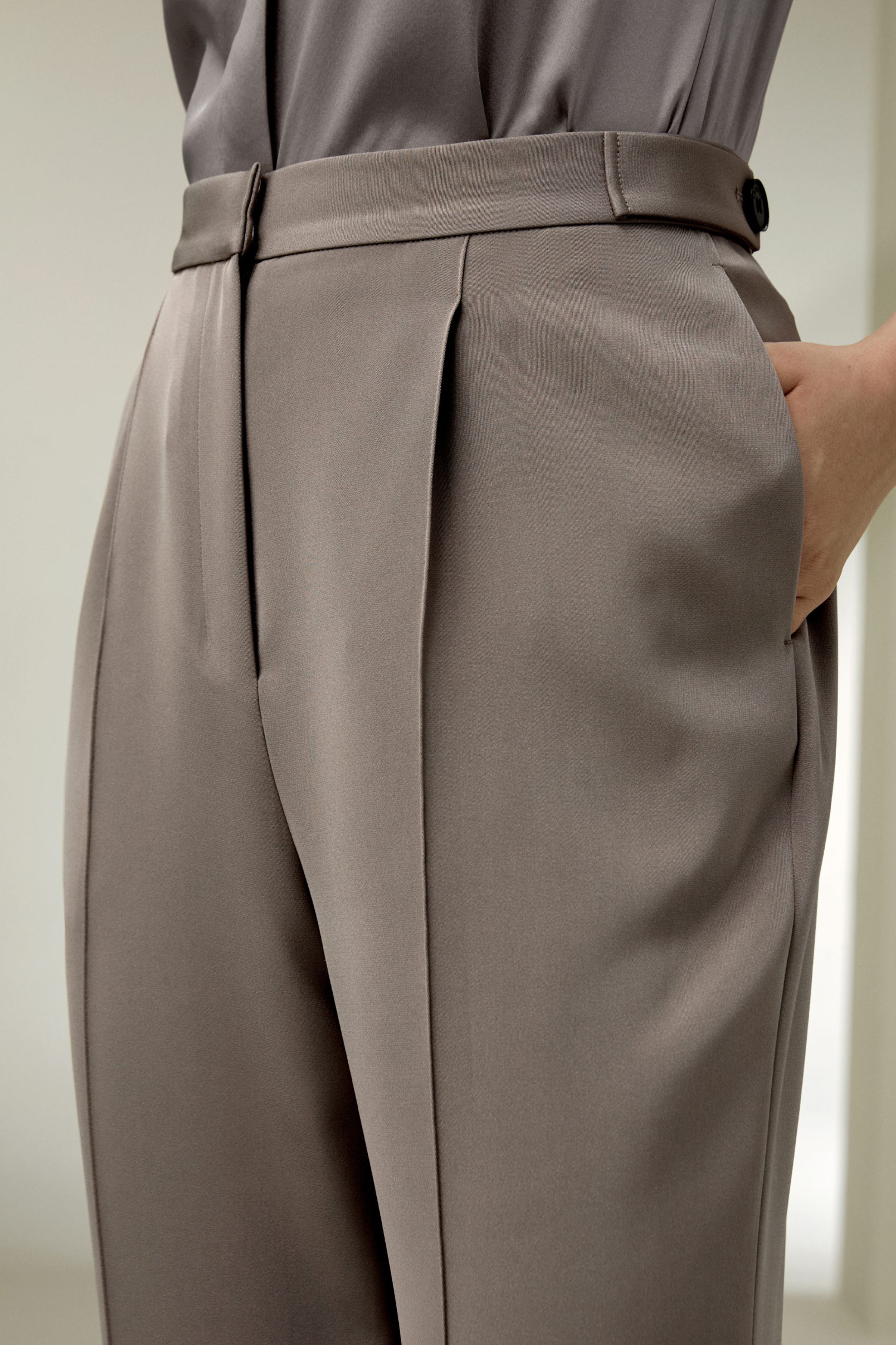Subtle-flare Trousers