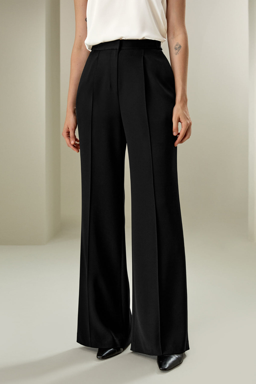 Subtle-flare Trousers