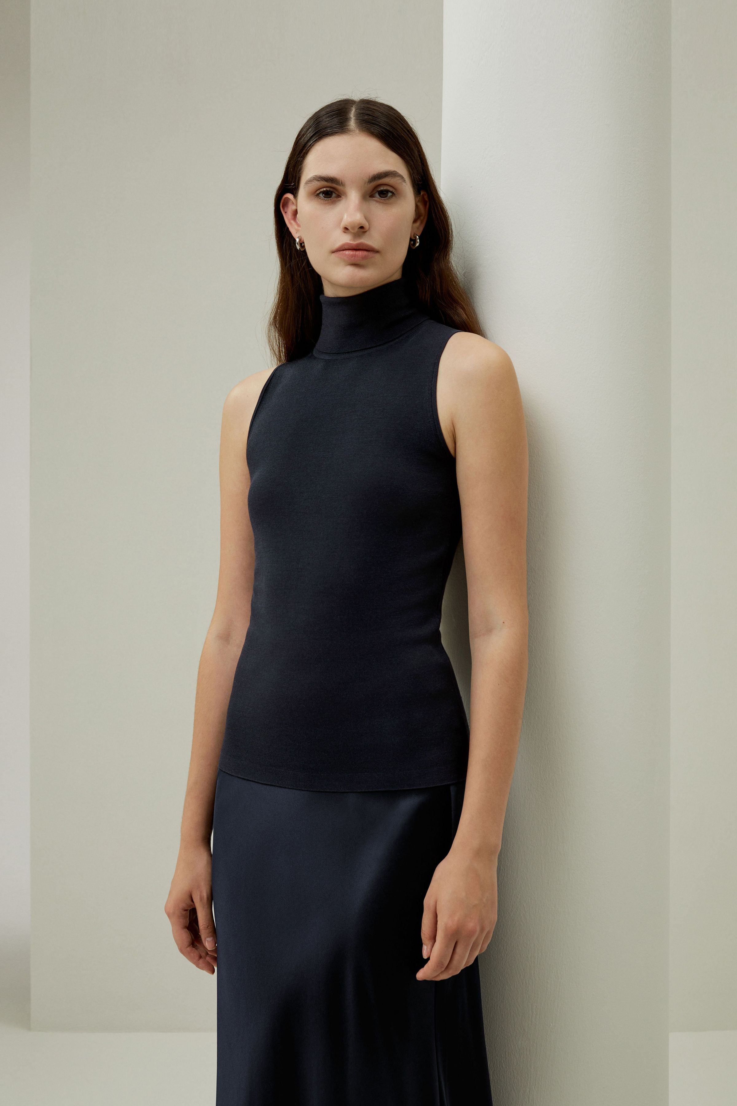 Minimalist Sleeveless Turtleneck Top
