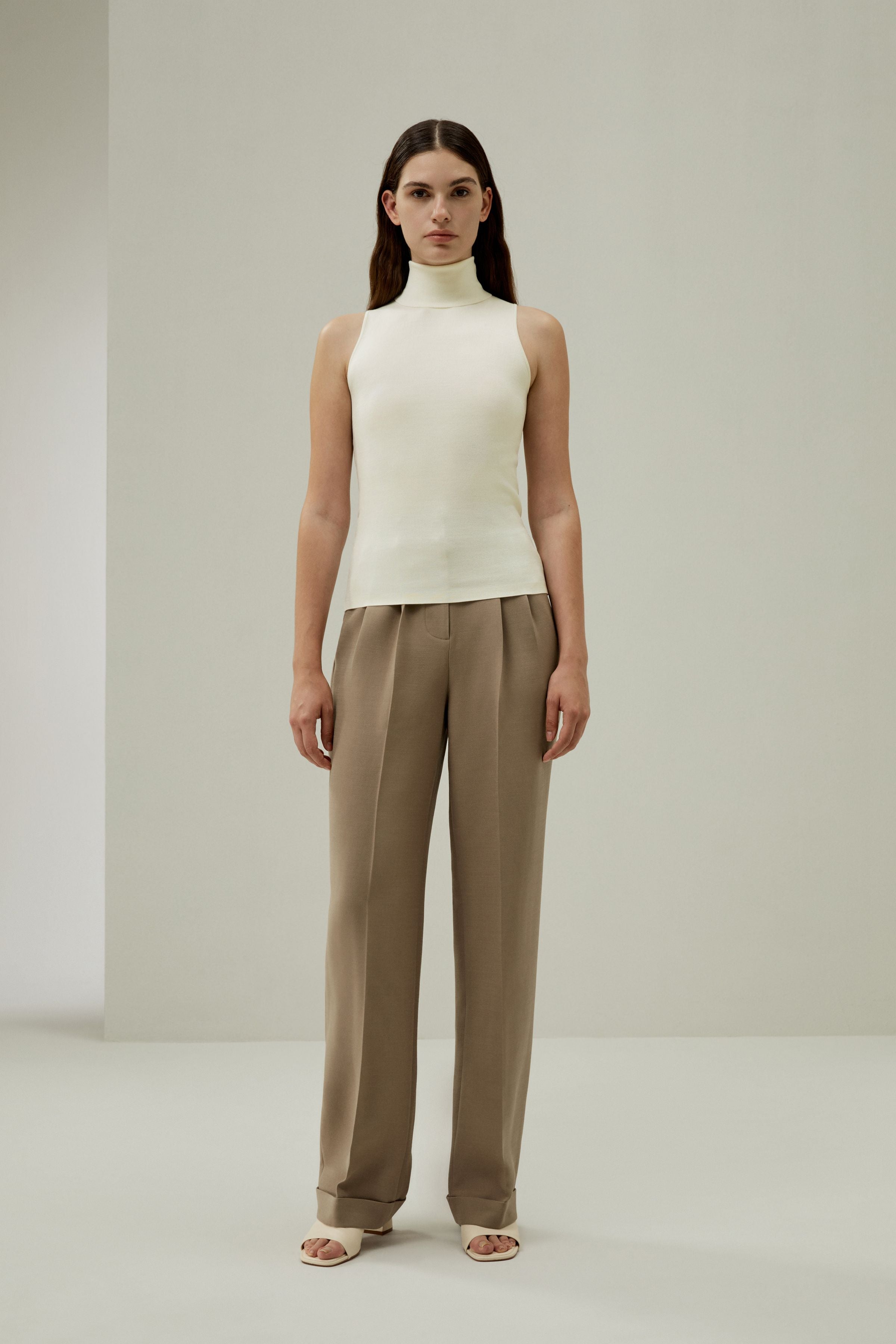 Minimalist Sleeveless Turtleneck Top