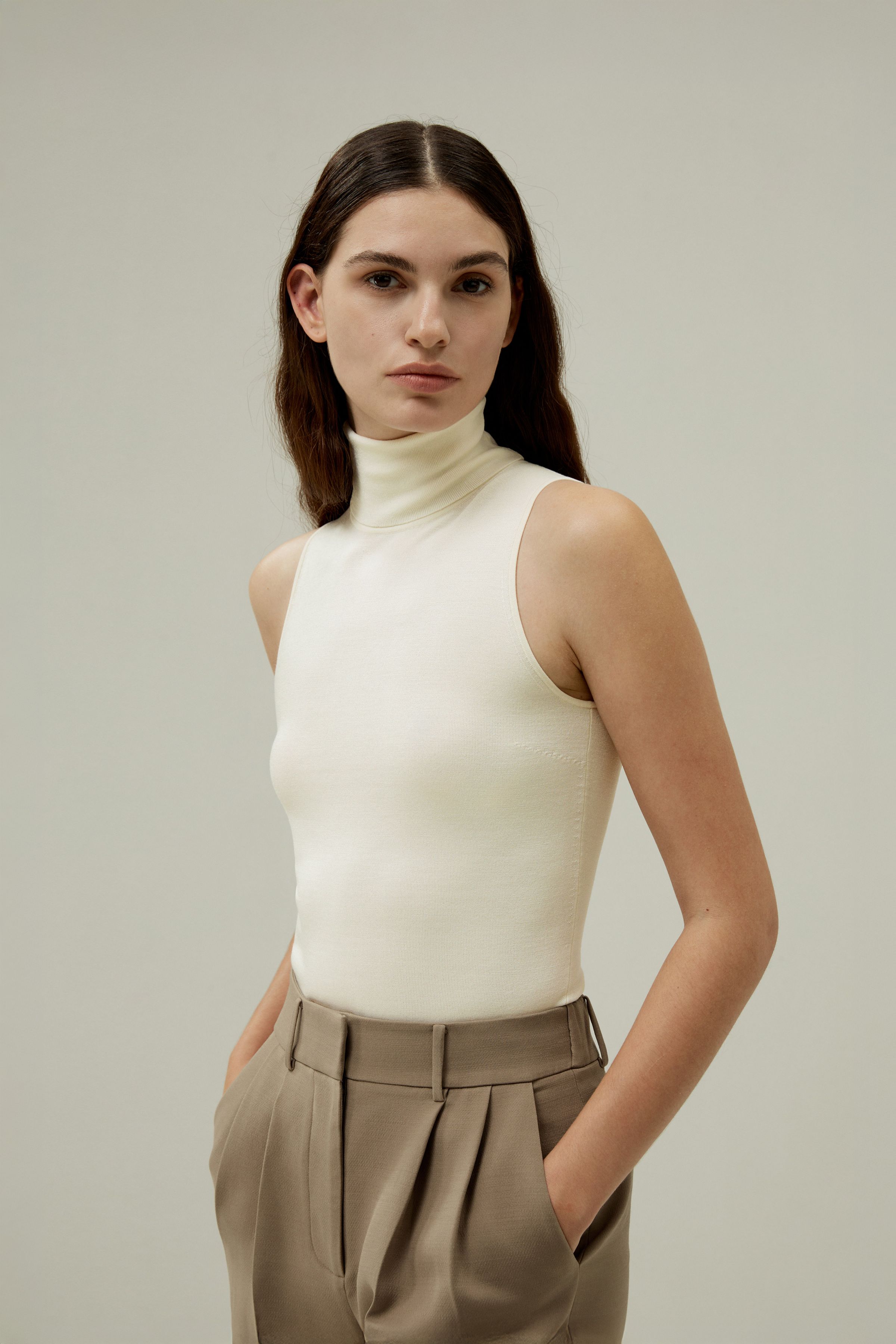 Minimalist Sleeveless Turtleneck Top
