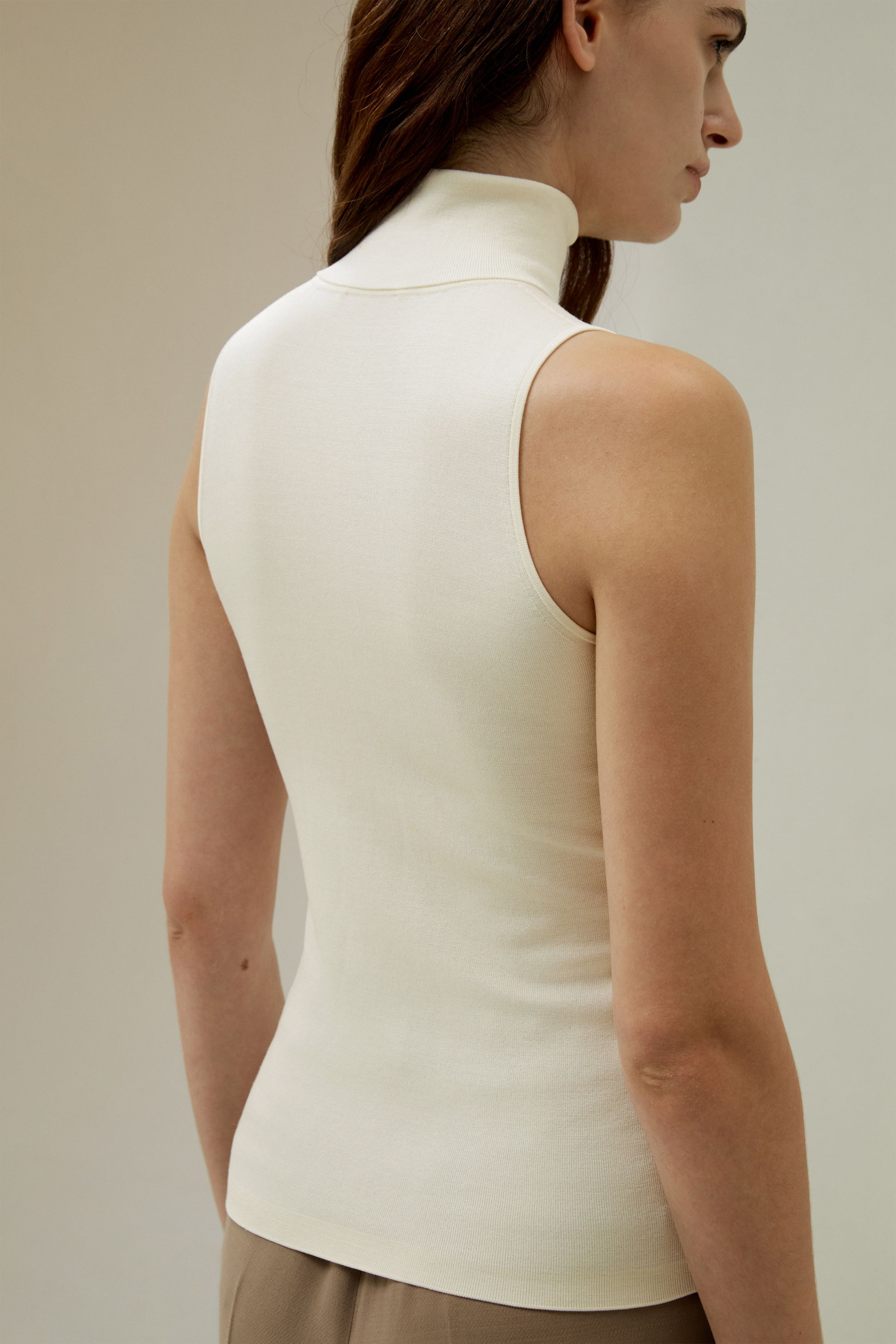 Minimalist Sleeveless Turtleneck Top