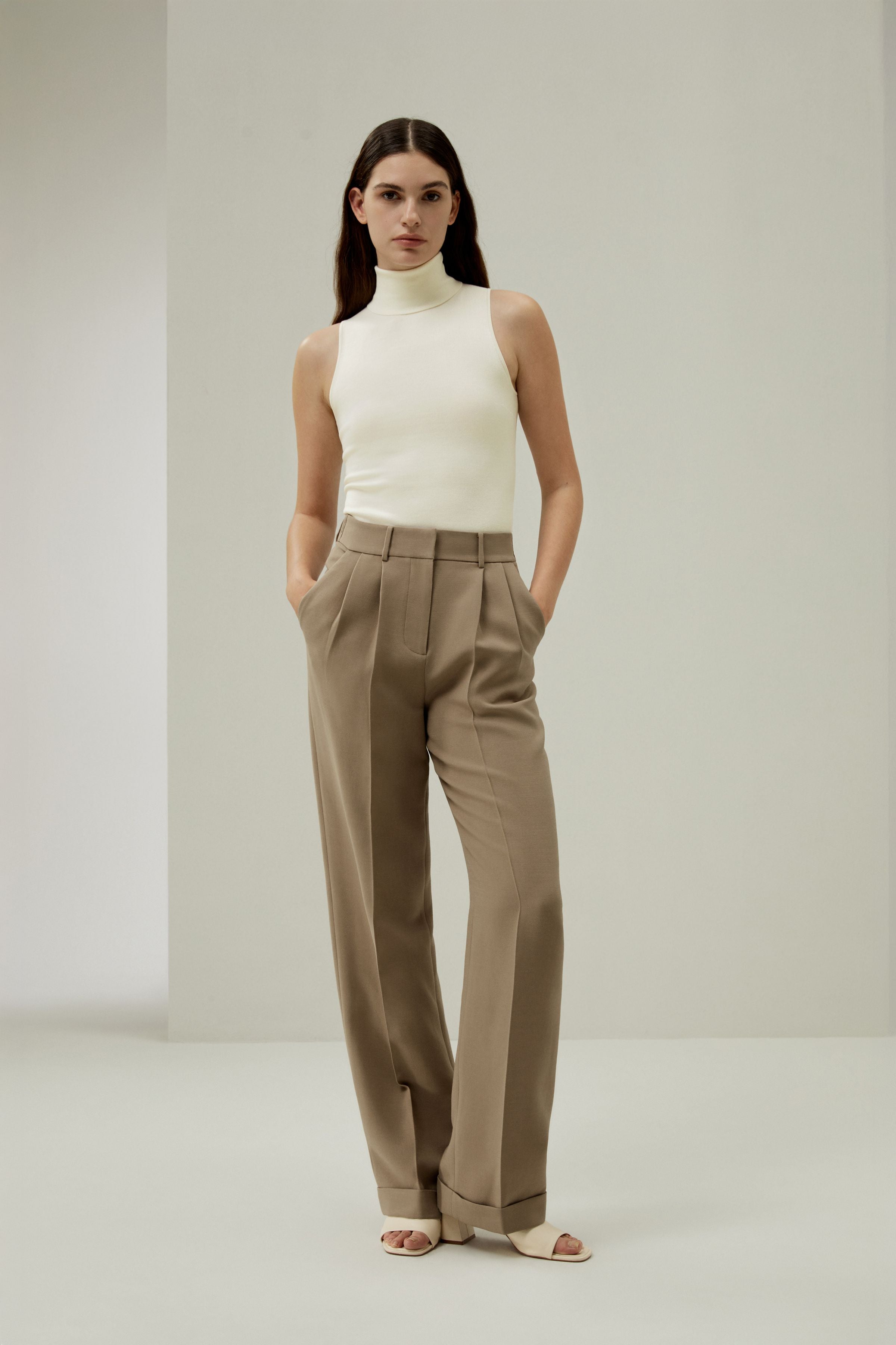 Minimalist Sleeveless Turtleneck Top