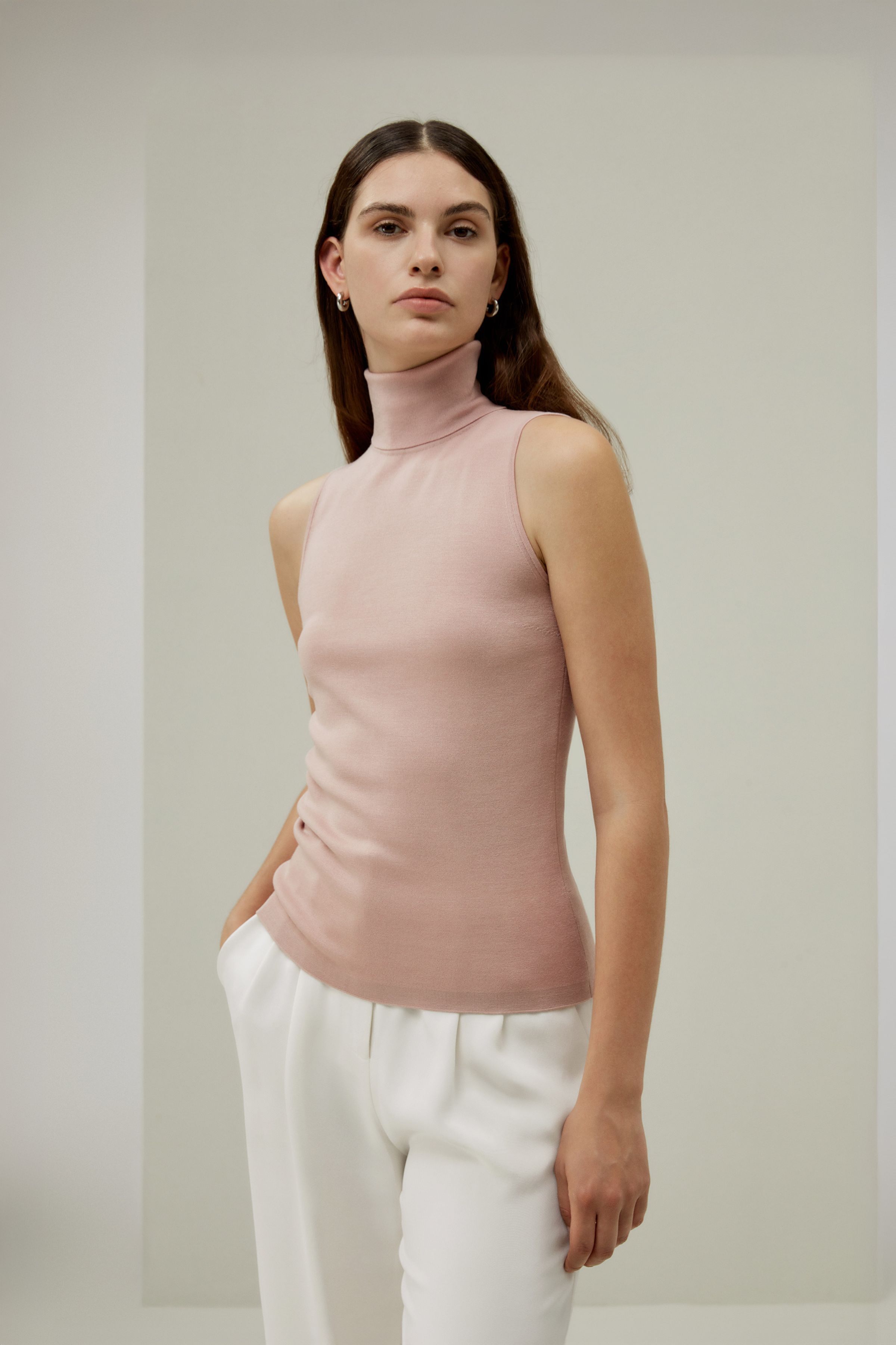 Minimalist Sleeveless Turtleneck Top