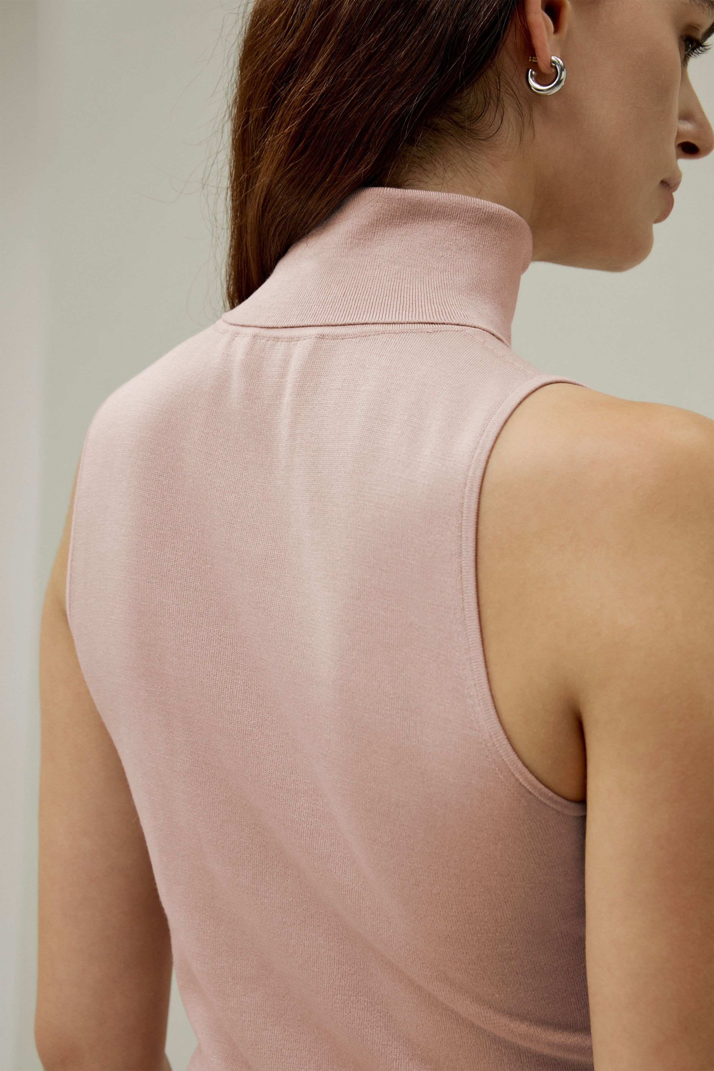 Minimalist Sleeveless Turtleneck Top