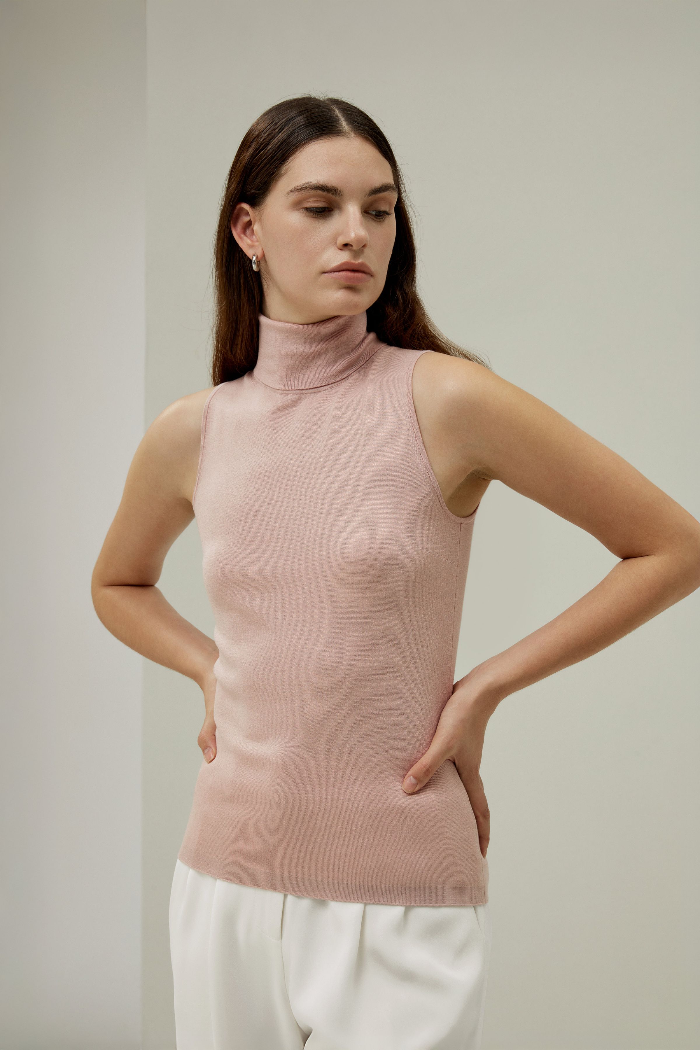 Minimalist Sleeveless Turtleneck Top