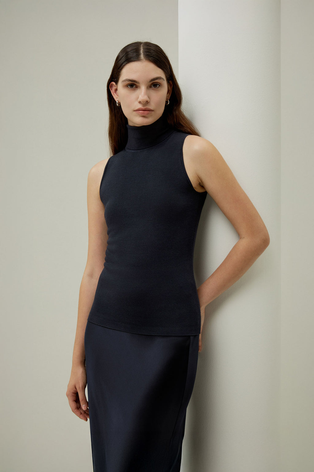 Minimalist Sleeveless Turtleneck Top